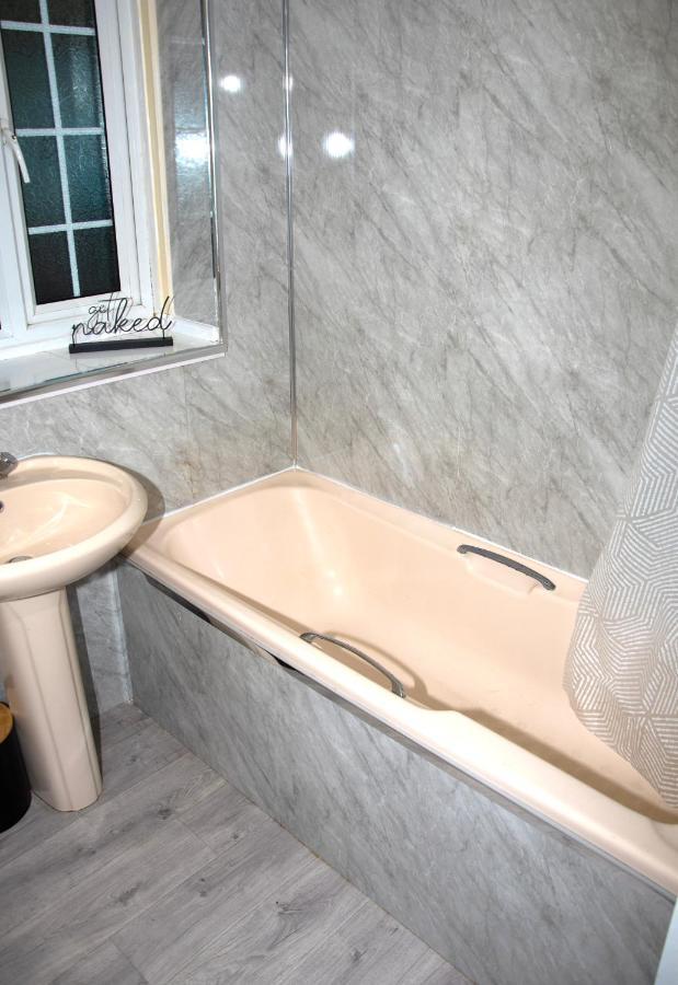 Xb Property - Comfy House Perfect For Families Contractors Relocators เวสต์บรอมมิช ภายนอก รูปภาพ