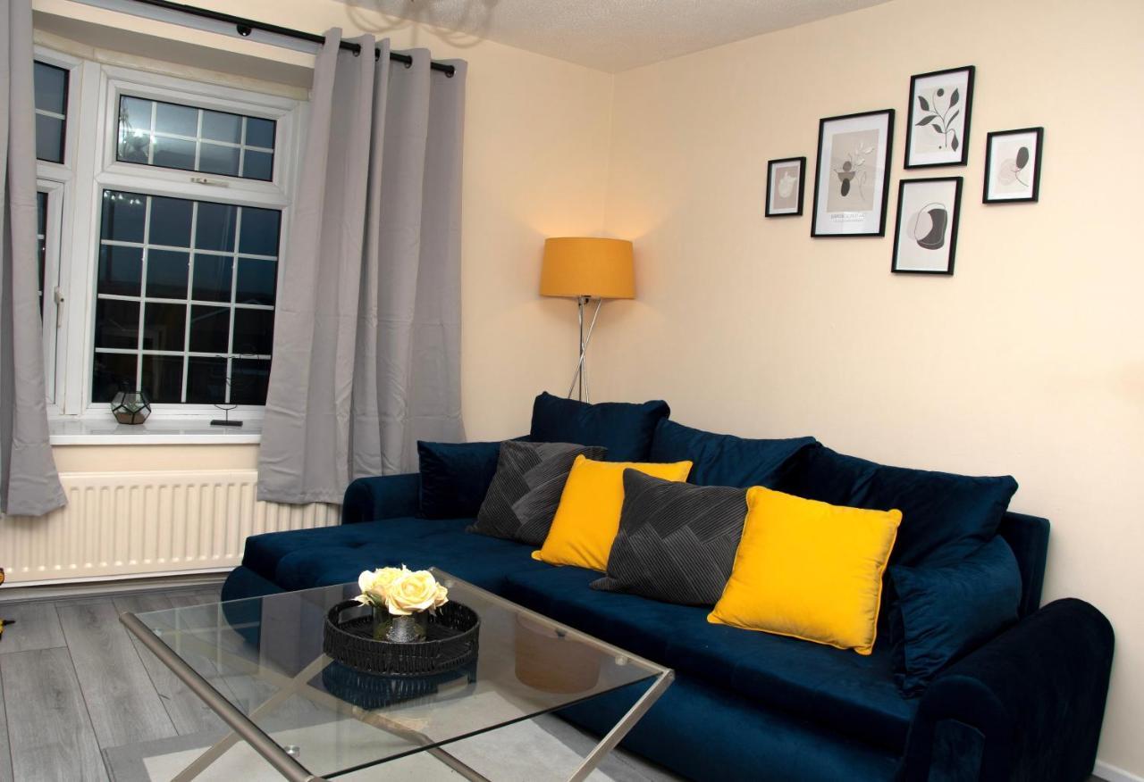 Xb Property - Comfy House Perfect For Families Contractors Relocators เวสต์บรอมมิช ภายนอก รูปภาพ